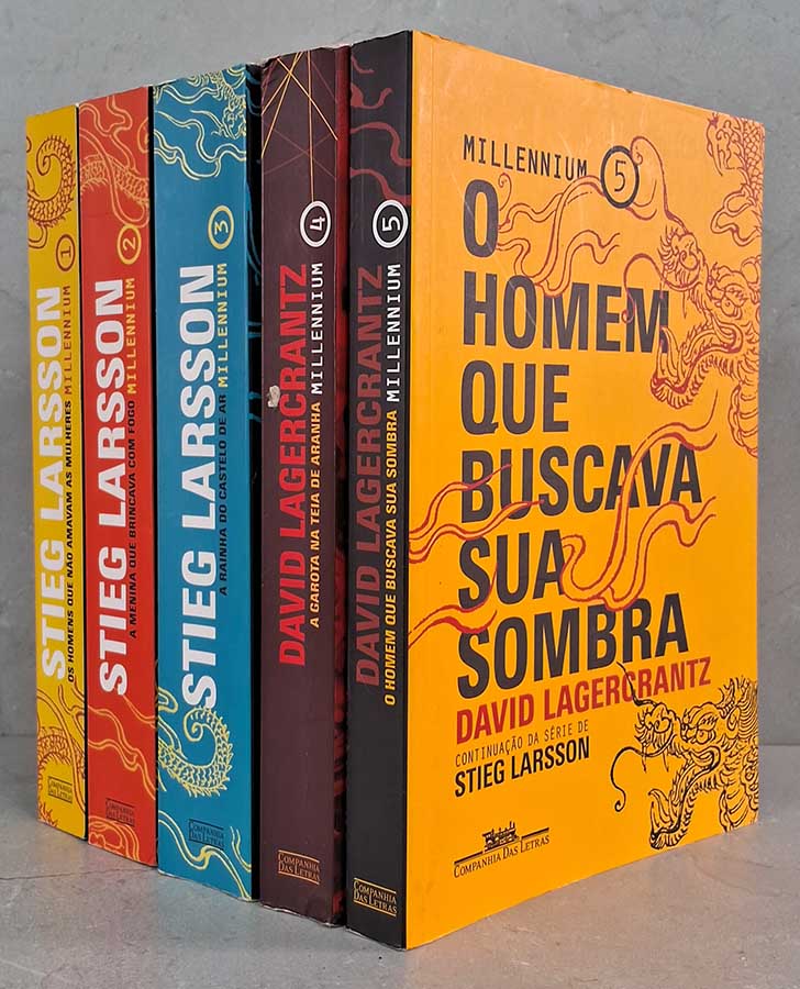 Millennium. Série Completa com 5 Volumes.   Autor: Stieg Larsson.  1. Os Homens Que Não Amavam as Mulheres; 2. A Menina Que Brincava Com Fogo; 3. A Rainha do Castelo de Ar; 4. A Garota na Tenha de Aranha; 5. O Homem Que Buscava Sua Sombra.  Livros usados. Séries completas.  Editora: Companhia das Letras.  