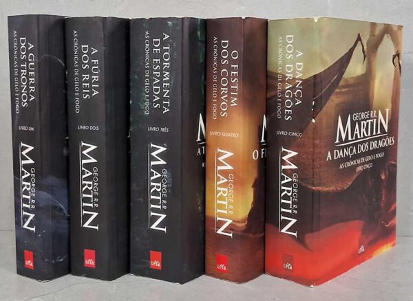 As Crônicas de Gelo e Fogo. Série Completa em 5 Volumes.  Autor: George R. R. Martin.  Livros Usados. Séries Completas. Best Sellers.  Livro Um: A Guerra dos Tronos; Dois: A Fúria dos Reis; Três: A Tormenta de Espadas; Quatro: O Festim dos Corvos; Cinco: A Dança dos Dragões.  Editora: Leya. 