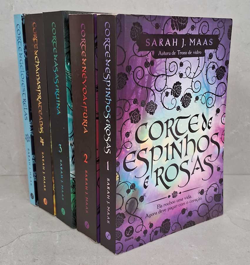 Corte de Espinhos e Rosas: Série Completa com 5 Volumes.  Autor: Sarah J. Maas.  Livros Usados. Séries Completas. Best Sellers.  Livro 1: Corte de Espinhos e Rosas; 2. Corte de Névoa e Fúria; 3. Corte de Asas e Ruína; 4. Corte de Chamas Prateadas e 5. ; Corte de Gelo e Estrelas.  Editora: Galera Record. 