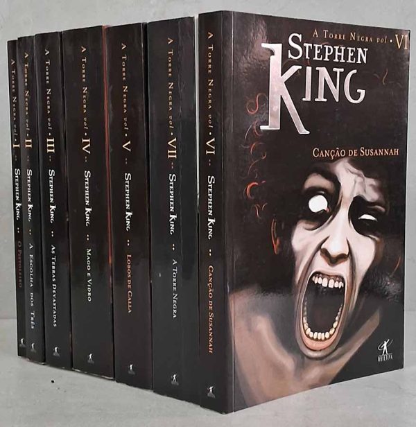 A Torre Negra.  Coleção Completa com 7 Volumes.  Autor: Stephen King.  A Série: 1. O Pistoleiro; 2. A Escolha dos Três; 3. As Terras Devastadas; 4. Mago e Vidro; 5. Lobos de Calla; 6. Canção de Susannah; 7. A Torre Negra.  Livros Usados/Seminovos. Séries Completas. Livros da Stephen King. 