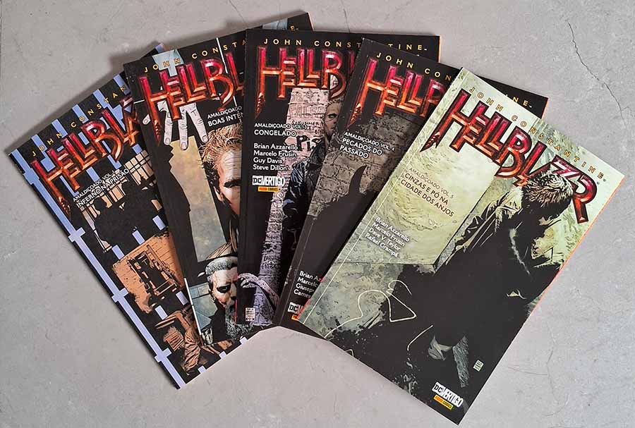 John Constantine, Hellblazer: Amaldiçoado.  Série completa em 5 Volumes.  Artes: Brian Azzarello e Outros.  Coleções completas de Gibis & HQs.  Editora: Panini Comics.  Ano de Edição: 2018. 