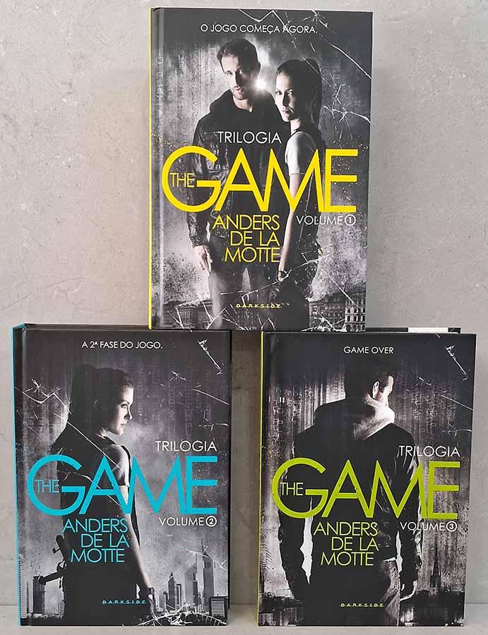 Trilogia The Game.  Edição da Darkside. Autor: Anders de La Motte. Série completa. Livros que compõem esta trilogia: O Jogo Começa Agora; A 2ª Fase do Jogo; Game Over.