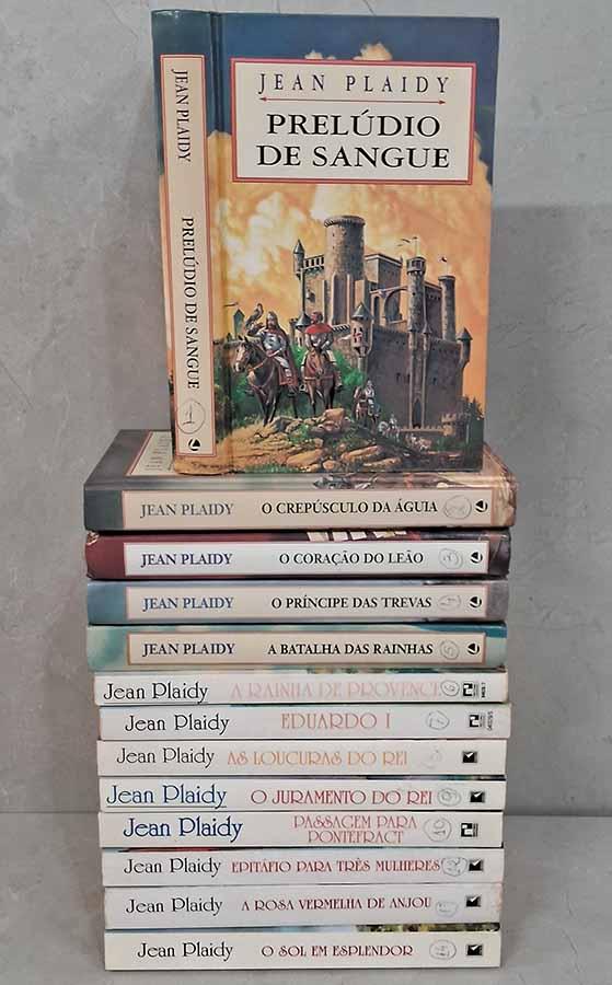 Saga dos Plantagenetas. Série completa, coleção com 14 volumes.  Autor: Jean Plaidy.  Títulos que compõem esta série: 1. Prelúdio de Sangue; 2. O Crepúsculo da Águia; 3. O Coração do Leão; 4. O Príncipe das Trevas; 5. A Batalha das Rainhas; 6. A Rainha de Provence; 7. Eduardo I; 8. As Loucuras do Rei; 9. O Juramento do Rei; 10. Passagem para Pontefract; 11. A Estrela de Lancaster; 12. Epitáfio para Três Mulheres; 13. A Rosa Vermelha de Anjou e 14. Sol em Esplendor.  Livros usados.  Editora: Volumes 1 ao 5: Círculo do Livro; Volumes 6 ao 14: Record. 