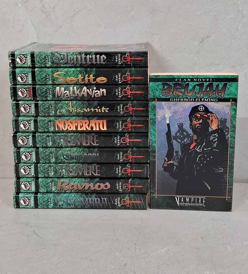 Clan Novel: Vampire The Masquerade. Coleção em 10 Volumes.  Edição da White Wolf Publishing. Títulos que compõem esta coleção: Brujah: Guerbod Fleming; Ventrue: Guerbod Fleming; Setite: Kathleen Ryan; Malkavian: Stewart Wieck; Assamite: Guerbod Fleming; Nosferatu: Guerbod Fleming; Tremere: Eric Griffen; Giovanni: Justin Achilli; Ravnos: Kathleen Ryan e Lasombra: Richard Dansky. 