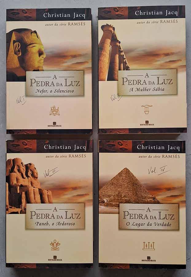 Série A Pedra da Luz. Completa com os 4 volumes.  Autor: Christian Jacq. Títulos que compõem esta série: 1. Nefer, o Silencioso; 2. A Mulher Sábia; 3. Paneb, o Ardoroso e 4. O Lugar da Verdade.  Livros usados.  Editora: Bertrand Brasil.  Ano de Edição: 2000-2009. 