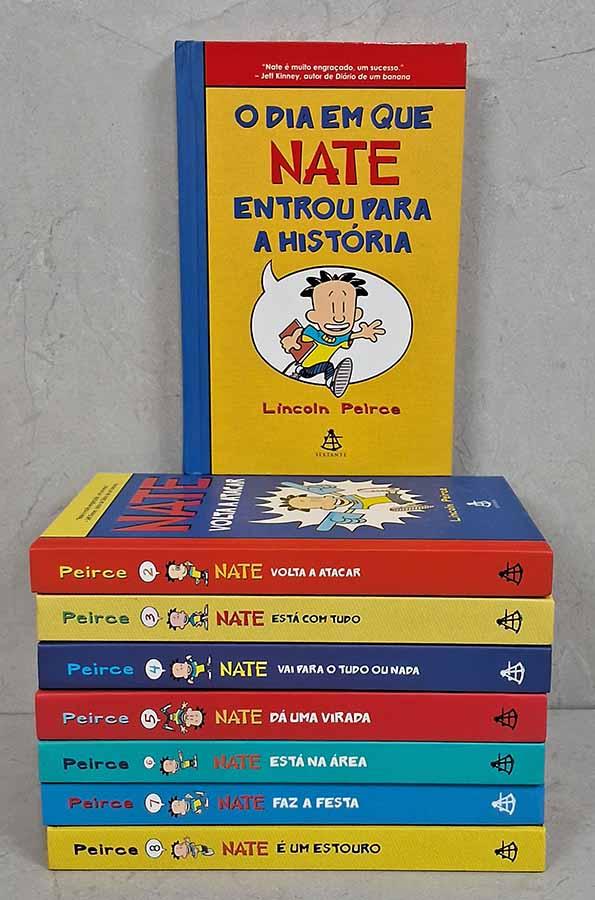 Coleção Nate: Volumes 1 ao 8.  Autor: Lincoln Peirce. Livros que compõem esta série: 1. O Dia em que Nate Entrou para a História (216 páginas, ISBN 9788575426524); 2. Nate Volta a Atacar (218 páginas, ISBN 9788575427064); 3. Nate Está com Tudo  (220 páginas, ISBN 9788575427569); 4. Nate Vai para o Tudo ou Nada (220 páginas, ISBN 9788575428047); 5. Nate Dá uma Virada (220 páginas, ISBN 9788575429242); 6. Nate Está na Área  (220 páginas, ISBN 9788543101095); 7. Nate Faz a Festa (220 páginas, ISBN 9788543102283); 8. Nate é um Estouro (220 páginas, ISBN 9788543104638). Falta o volume 9.  Livros usados/seminovos.  Editora: Sextante.